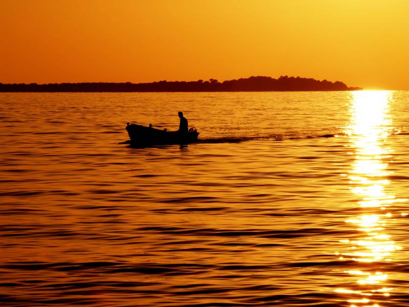 photo "fisherman and the sea" tags: landscape, water