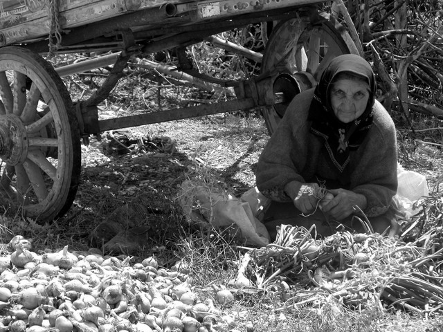 photo "onions for winter" tags: travel, portrait, woman