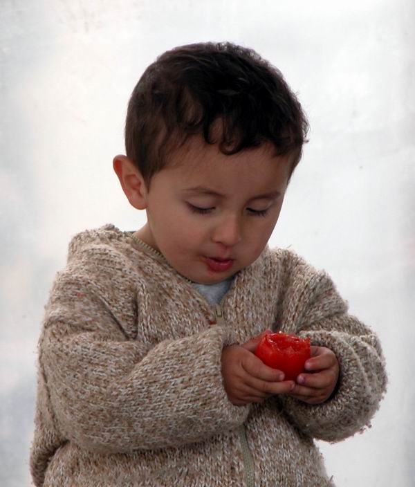 photo "tasty tomato" tags: portrait, travel, children