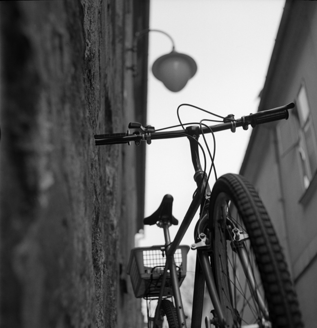 photo "bike, wall and street lamp" tags: black&white, 