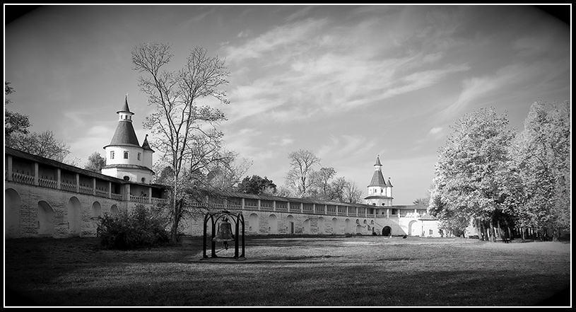 photo "In a monastery" tags: architecture, landscape, 