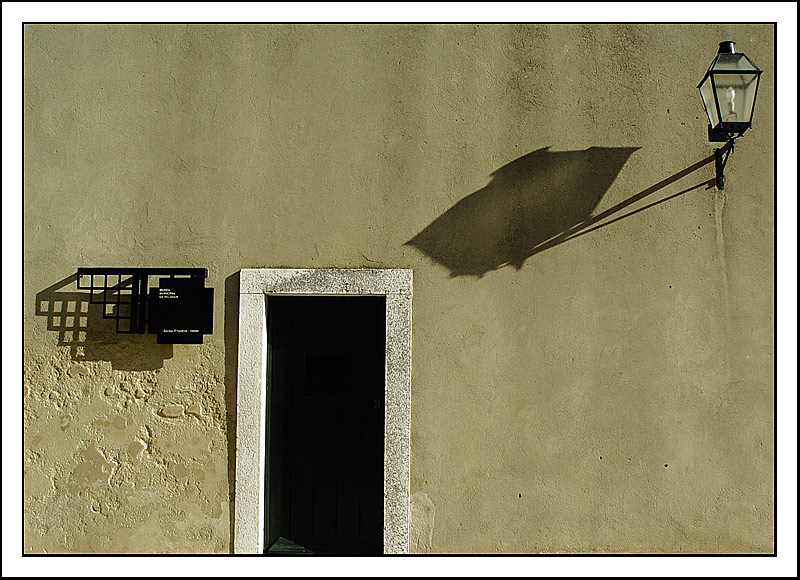 photo "The dark entrance" tags: architecture, landscape, 