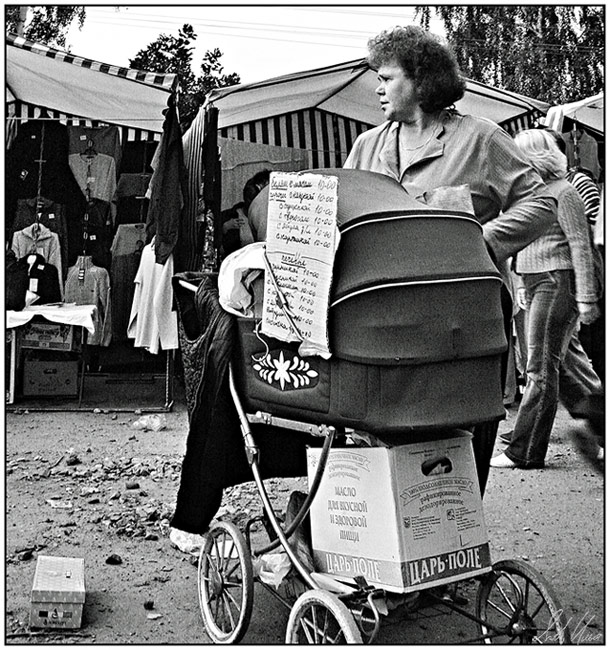 photo "The woman with a carriage" tags: genre, black&white, 