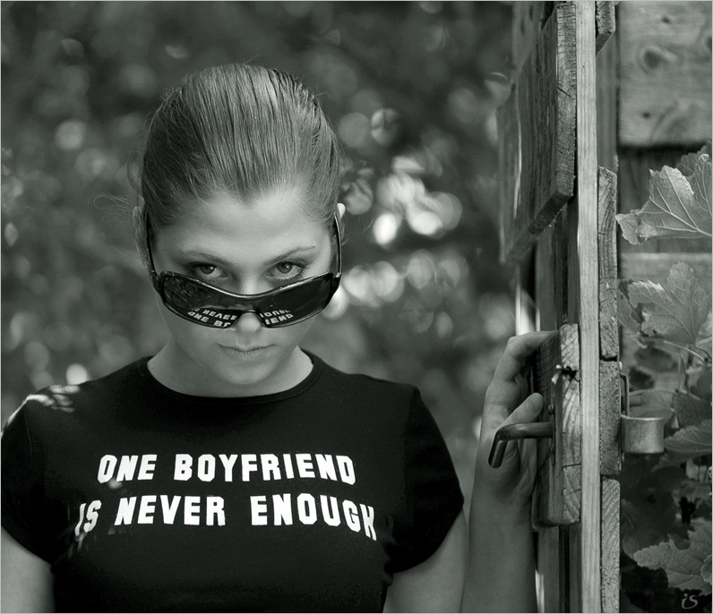 photo "one boyfriend is never enough" tags: portrait, woman