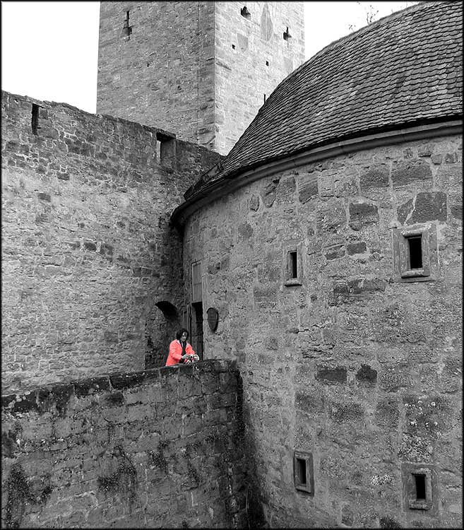 photo "The girl in orange" tags: architecture, travel, landscape, Europe