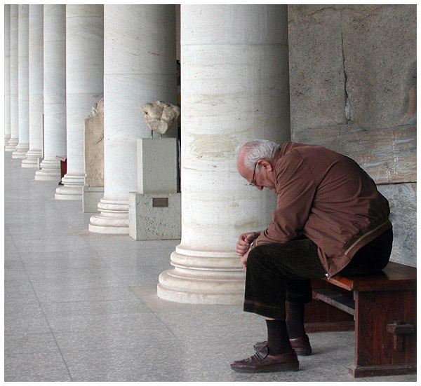 photo "remembering the past..." tags: portrait, architecture, landscape, man