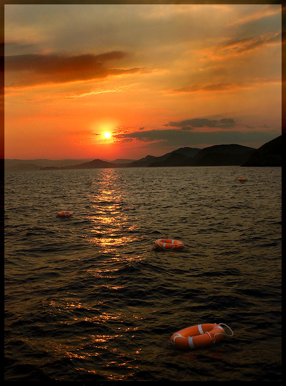 photo "Life-buoys on the water" tags: landscape, sunset, water