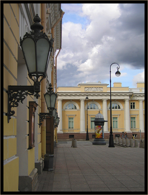 photo "Theatrical entrance" tags: architecture, landscape, 