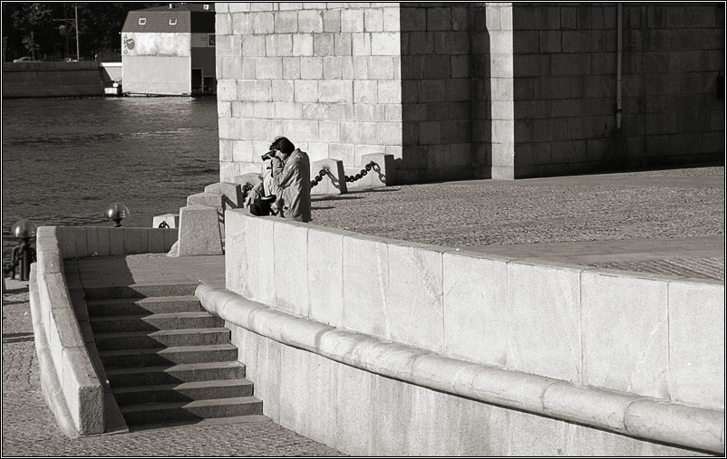 photo "At embankment" tags: genre, black&white, 