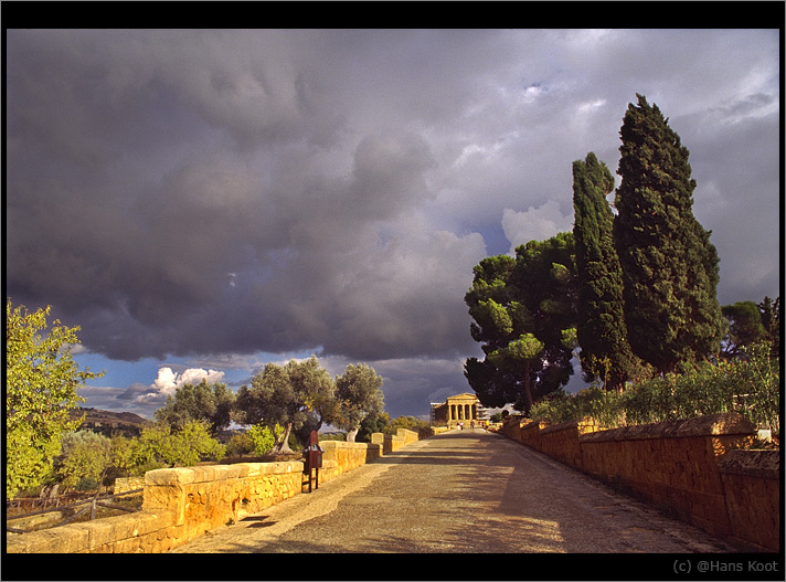 photo "Temple at Agrigento" tags: architecture, landscape, clouds