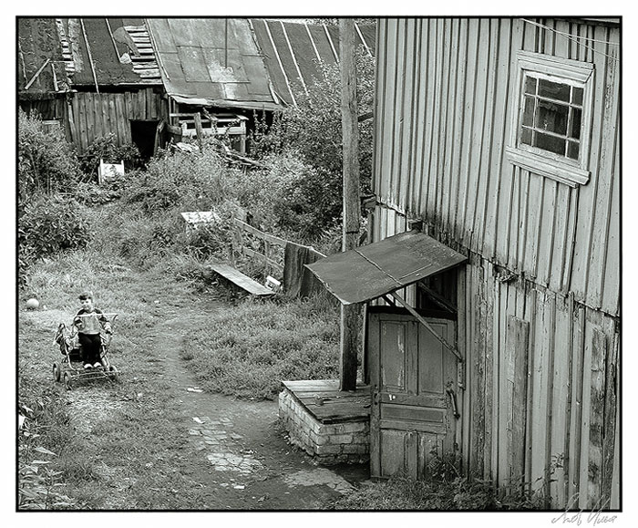 photo "Provincial court yard" tags: genre, black&white, 