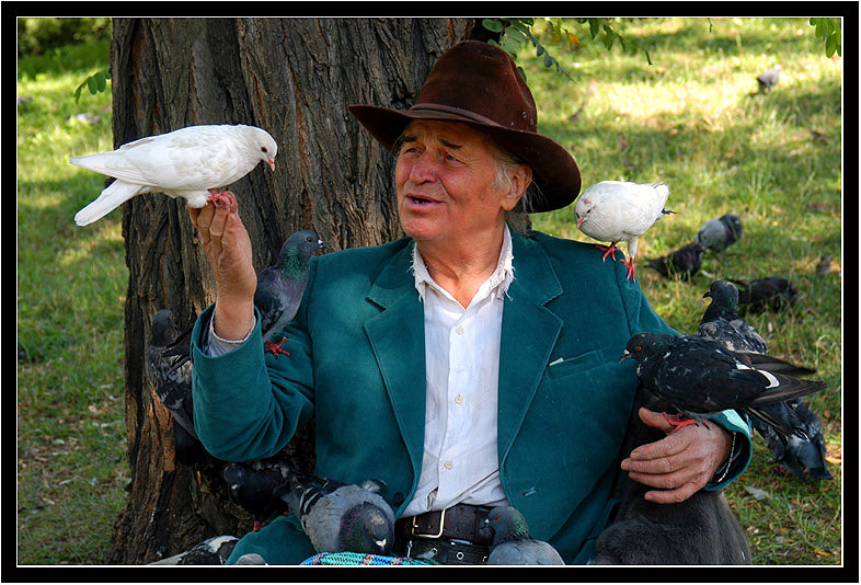 photo "The Bird Man of Kiev" tags: portrait, travel, Europe, man