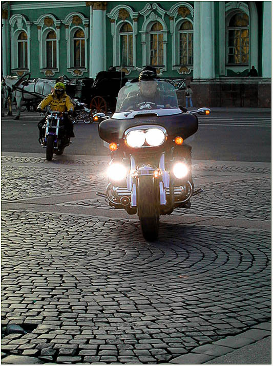 photo "Bikers on the Palace area" tags: genre, technics, 
