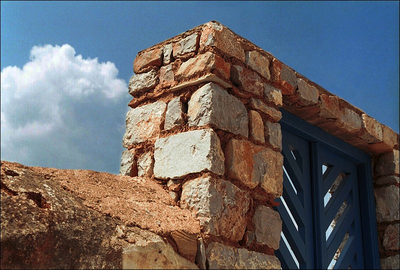 photo "Sky and walls" tags: architecture, travel, landscape, Europe