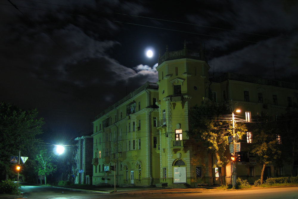 photo "My street" tags: architecture, landscape, night