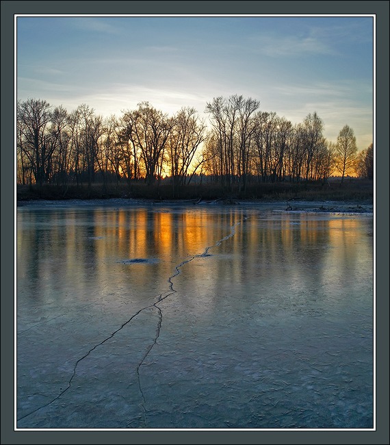 photo "Morning picture about the first ice and a crack in it" tags: landscape, sunset, winter