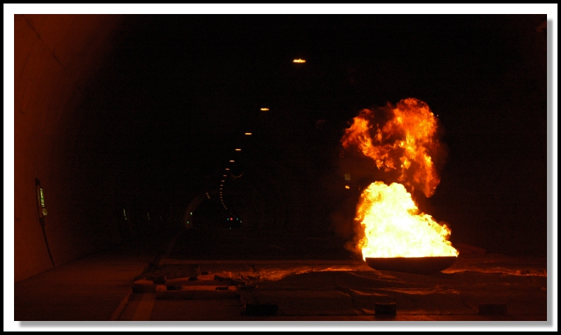 photo "Firetest in tunnel" tags: reporting, 