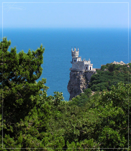 photo "Swallow's nest." tags: architecture, landscape, water