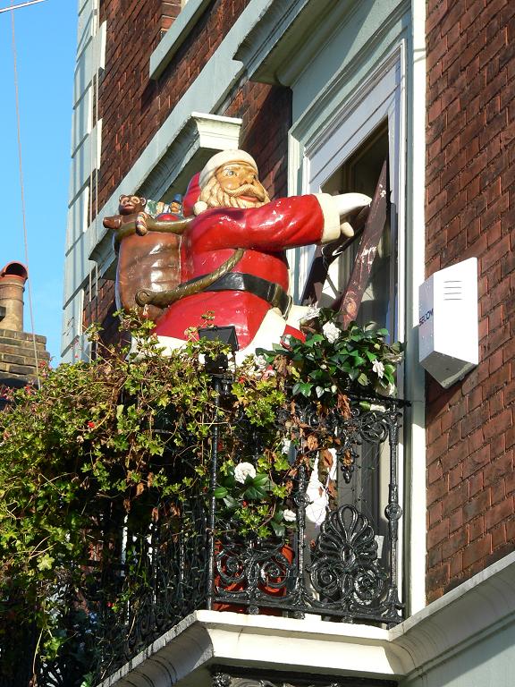 photo "Santa making an early start for Christmas" tags: humor, 