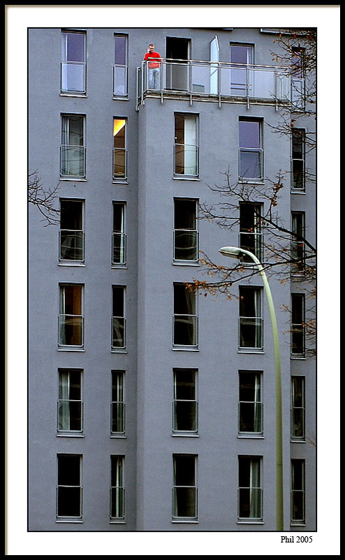 photo "the man with the red pull-over" tags: architecture, travel, landscape, Europe
