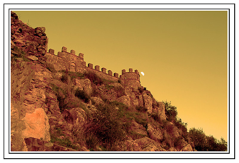 photo "Moon over the battlements" tags: architecture, landscape, mountains