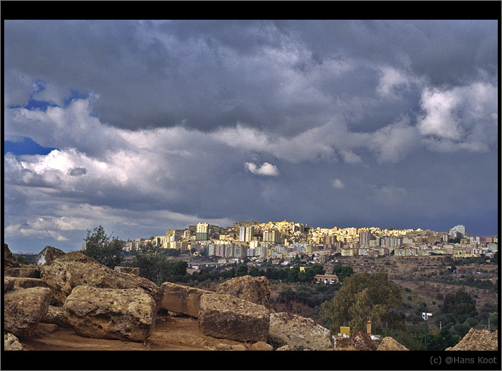 photo "still that dark cloud..." tags: architecture, landscape, 