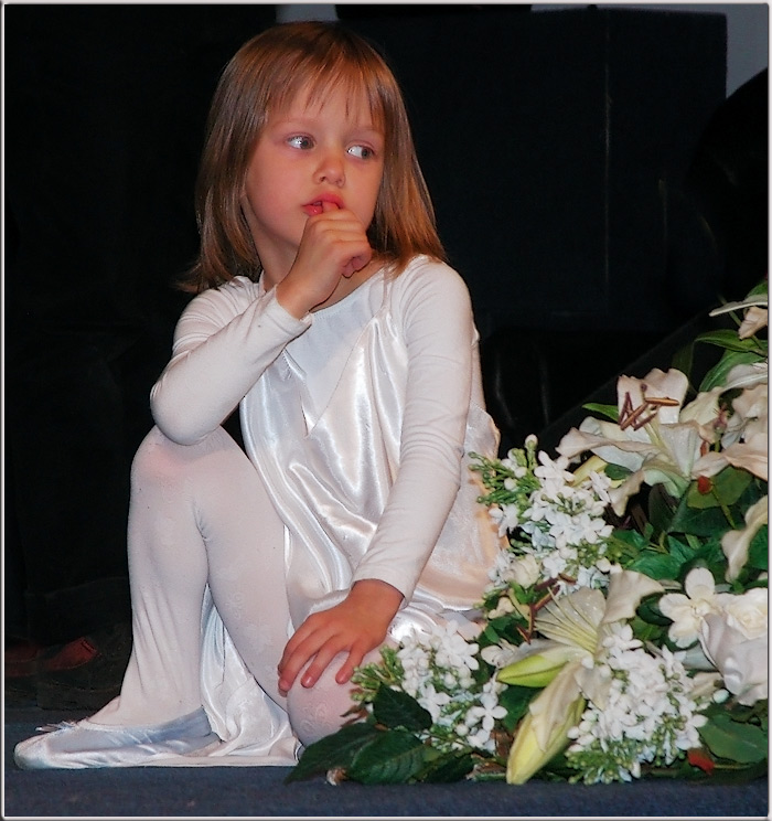 photo "Little Balley Dancer is having rest" tags: portrait, genre, children
