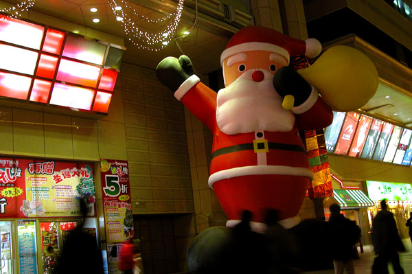 фото "Santa Claus in Front Shopping Center" метки: , 