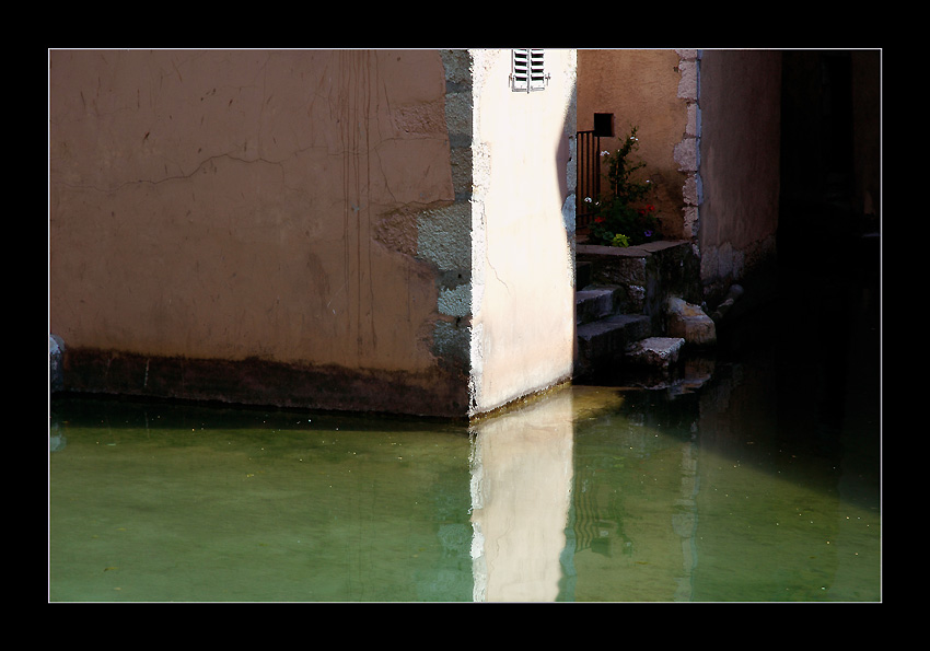 photo "Geometry and reflection" tags: architecture, landscape, autumn