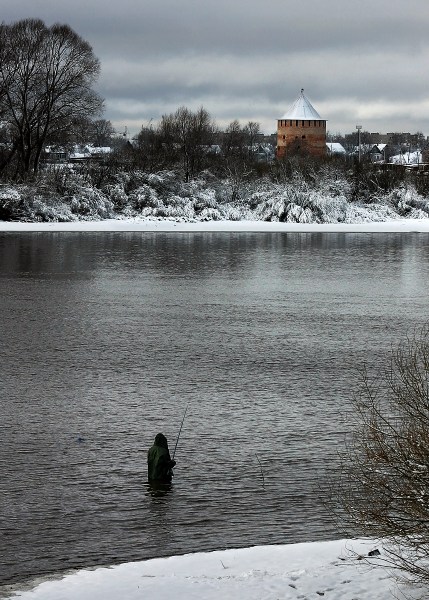 фото "Вид на Белую башню с рыбаком." метки: пейзаж, вода, зима