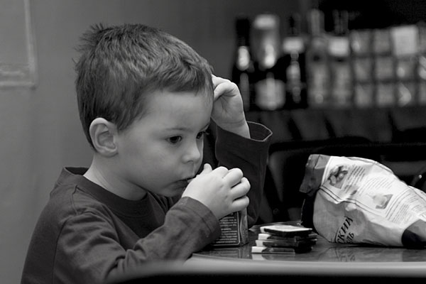 photo "Breakfast in loneliness" tags: portrait, black&white, children