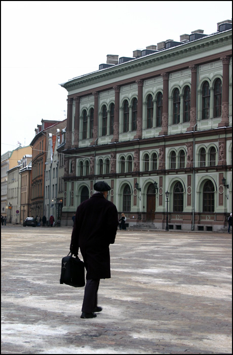 photo "Passer-by" tags: travel, genre, Europe