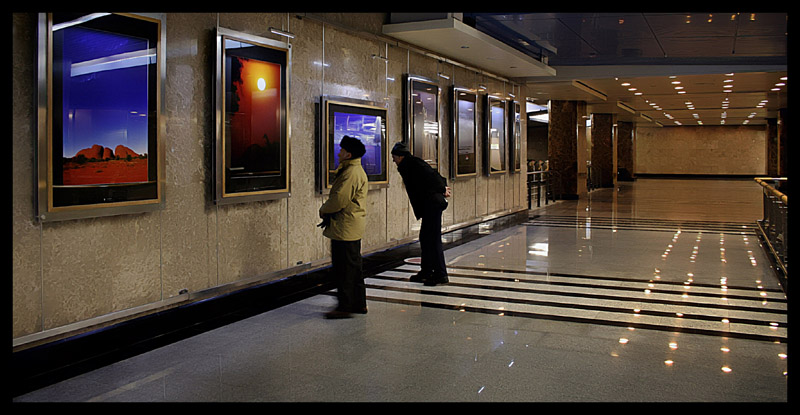фото "Галерея фотографии на станции метро" метки: интерьер, 