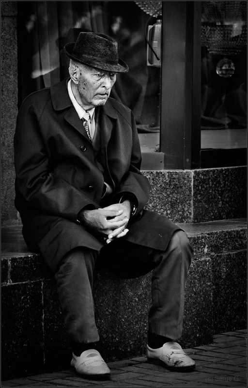 Грусть старика. Одинокий старик. Старик сидит. Старик в черном костюме. Одинокие старики.
