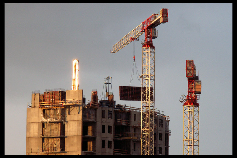 photo "Light  acting: golden hoisting crane." tags: genre, architecture, landscape, 