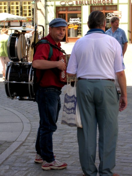 photo "Walking orchestra." tags: travel, genre, Europe