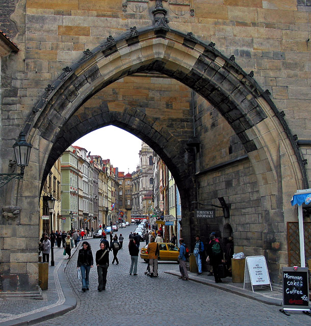 photo "Street through an arch" tags: travel, Europe