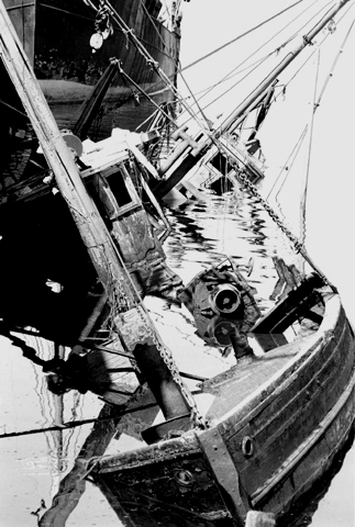 photo "old boats sunk" tags: black&white, abstract, 