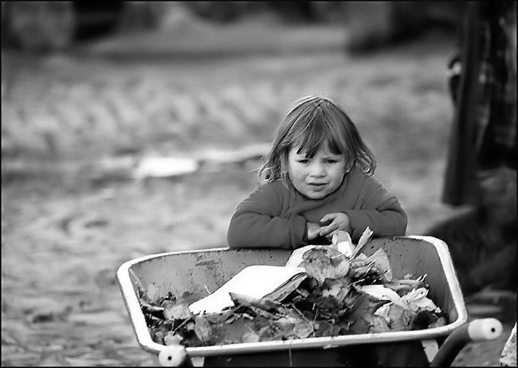 photo "Thinking..." tags: portrait, travel, Europe, children