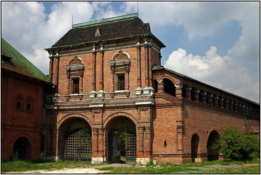 photo "Gate of Krutitsy's metochion" tags: architecture, landscape, clouds