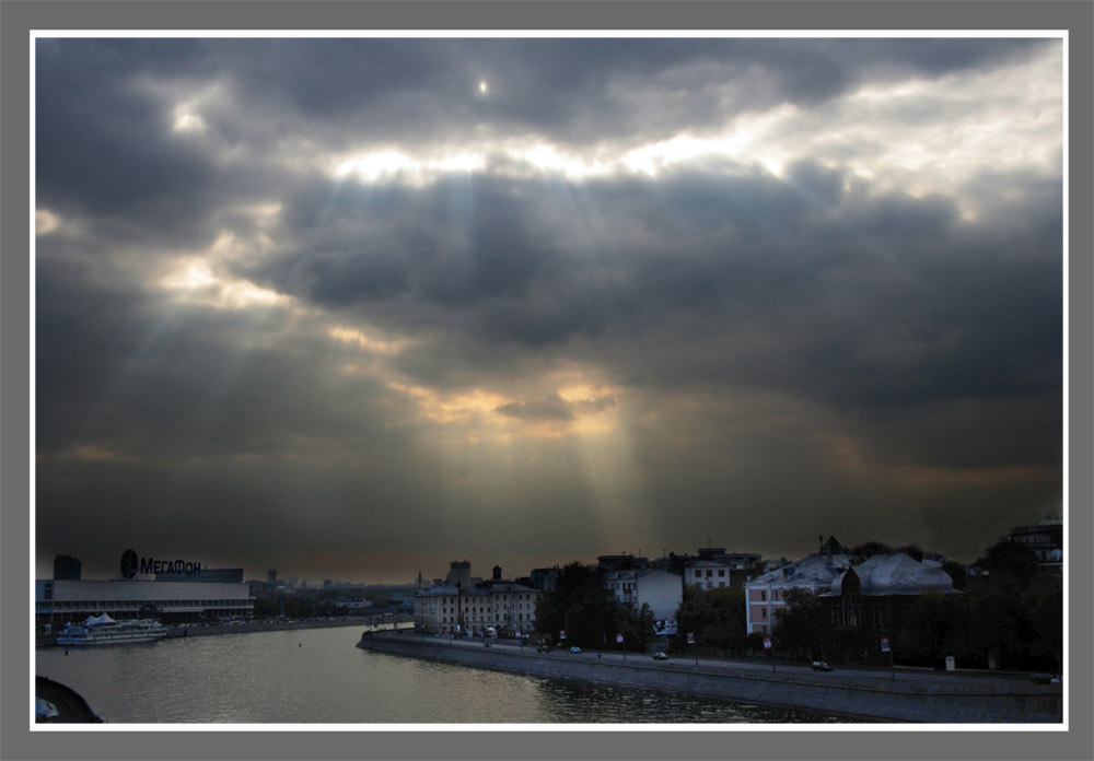 photo "Moscow contrasts." tags: landscape, architecture, clouds