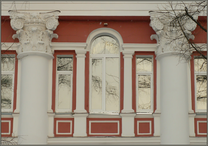 photo "Windows and pilasters" tags: architecture, landscape, 