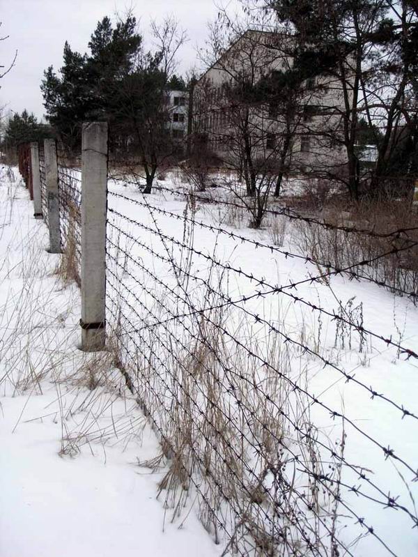 photo "Pripyat. Town beyond the barbed wire." tags: travel, reporting, Europe