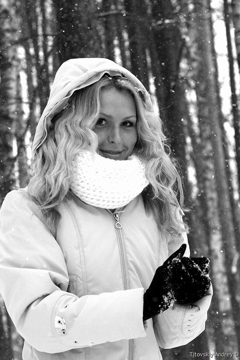 photo "Let's play snowball? ;)" tags: portrait, black&white, woman
