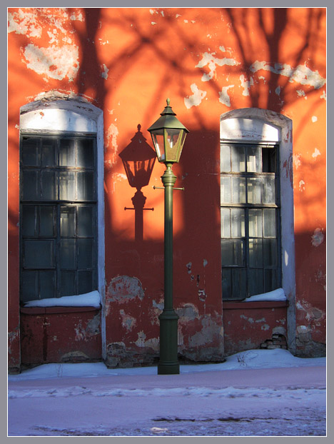 photo "Red wall" tags: architecture, landscape, spring