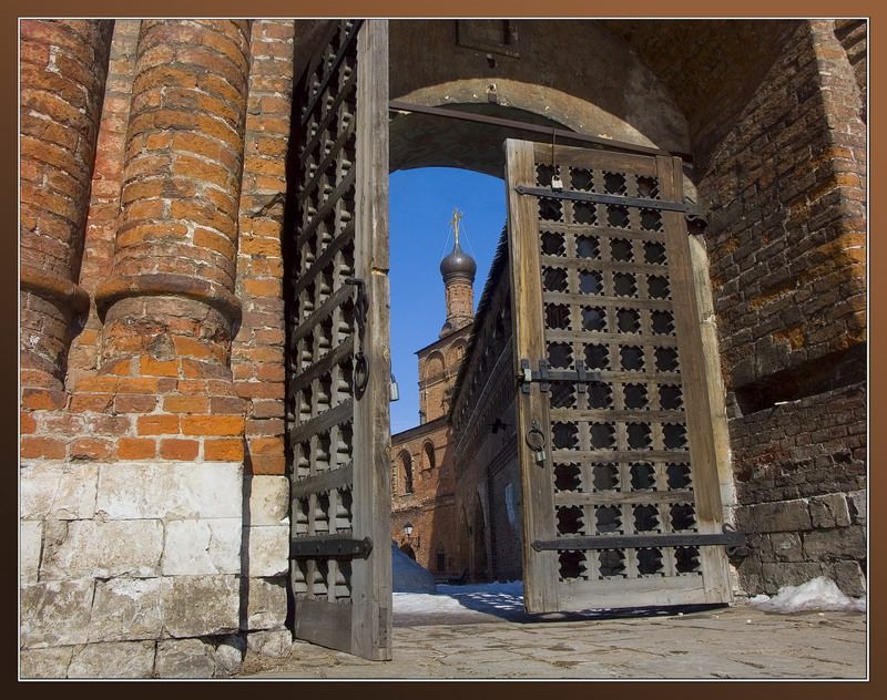 фото "Ворота древнего подворья" метки: архитектура, пейзаж, 