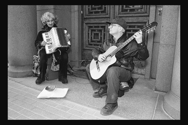 photo "Street musicians" tags: reporting, black&white, 