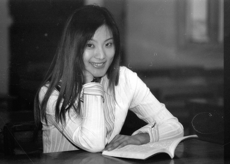 photo "reading girl" tags: portrait, black&white, woman