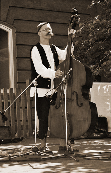 photo "Contrabassista" tags: reporting, black&white, 