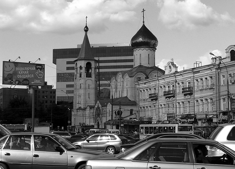 фото "Архитектурный хаос Москвы и "час пик"." метки: черно-белые, 